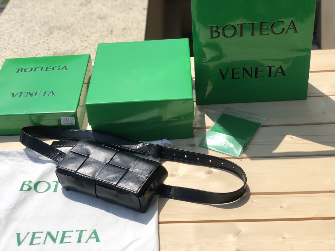 bottega venetaボッテガヴェネタのバッグコピー 人気販売 斜め掛けバッグ 編み形 シンプル 男女兼用 ブラック_1