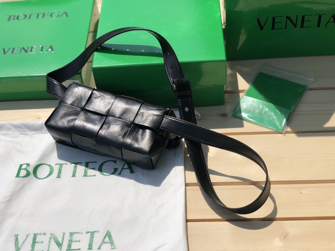 bottega venetaボッテガヴェネタのバッグコピー 人気販売 斜め掛けバッグ 編み形 シンプル 男女兼用 ブラック_2