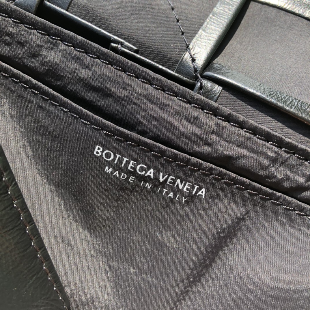 bottega venetaボッテガヴェネタのバッグコピー 人気販売 斜め掛けバッグ 編み形 シンプル 男女兼用 ブラック_6