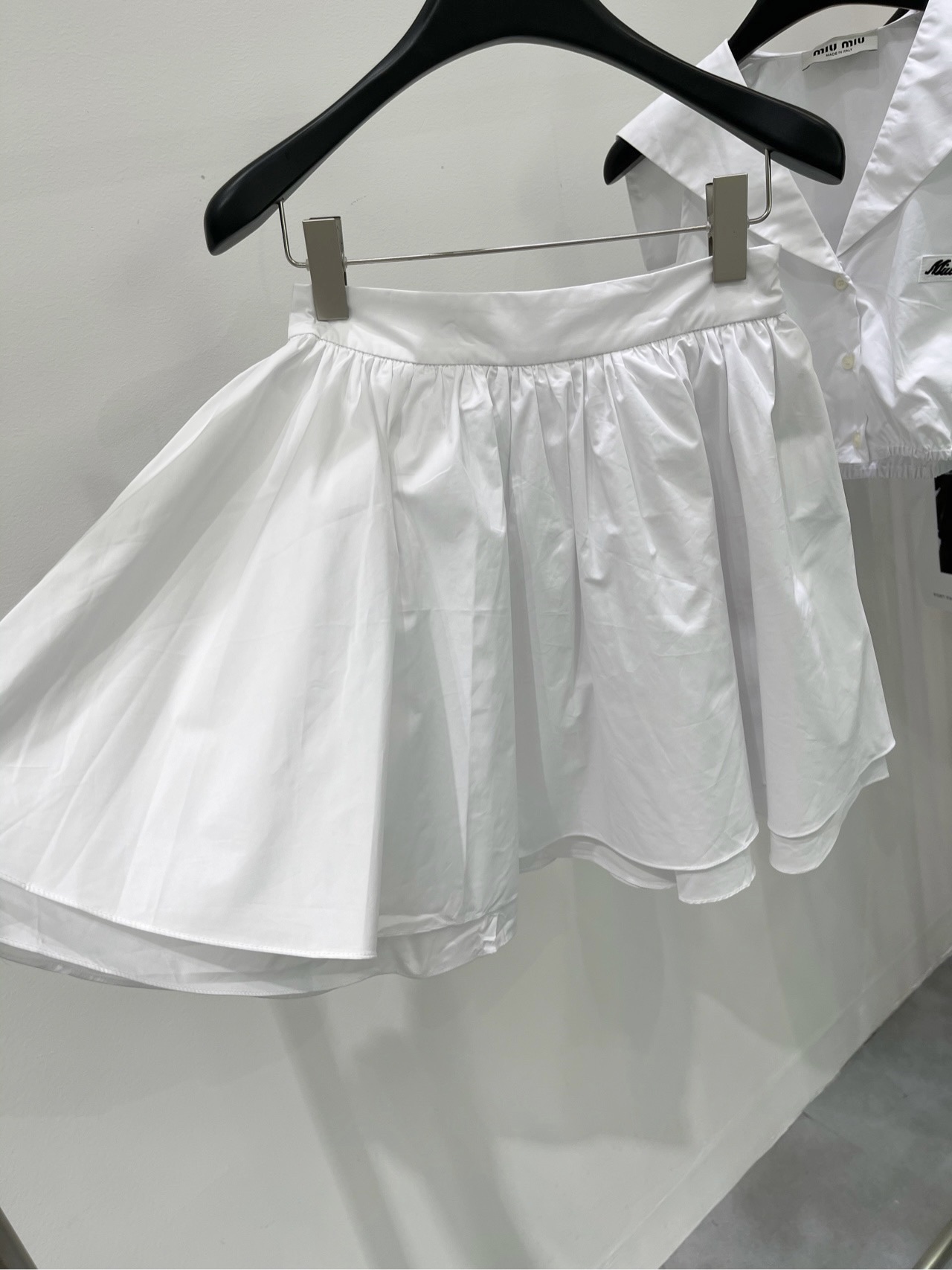 個性的 24年夏新款 ミュウミュウ キルティングコピー セット スカート 可愛い レディース 無袖 シンプル ホワイト_2