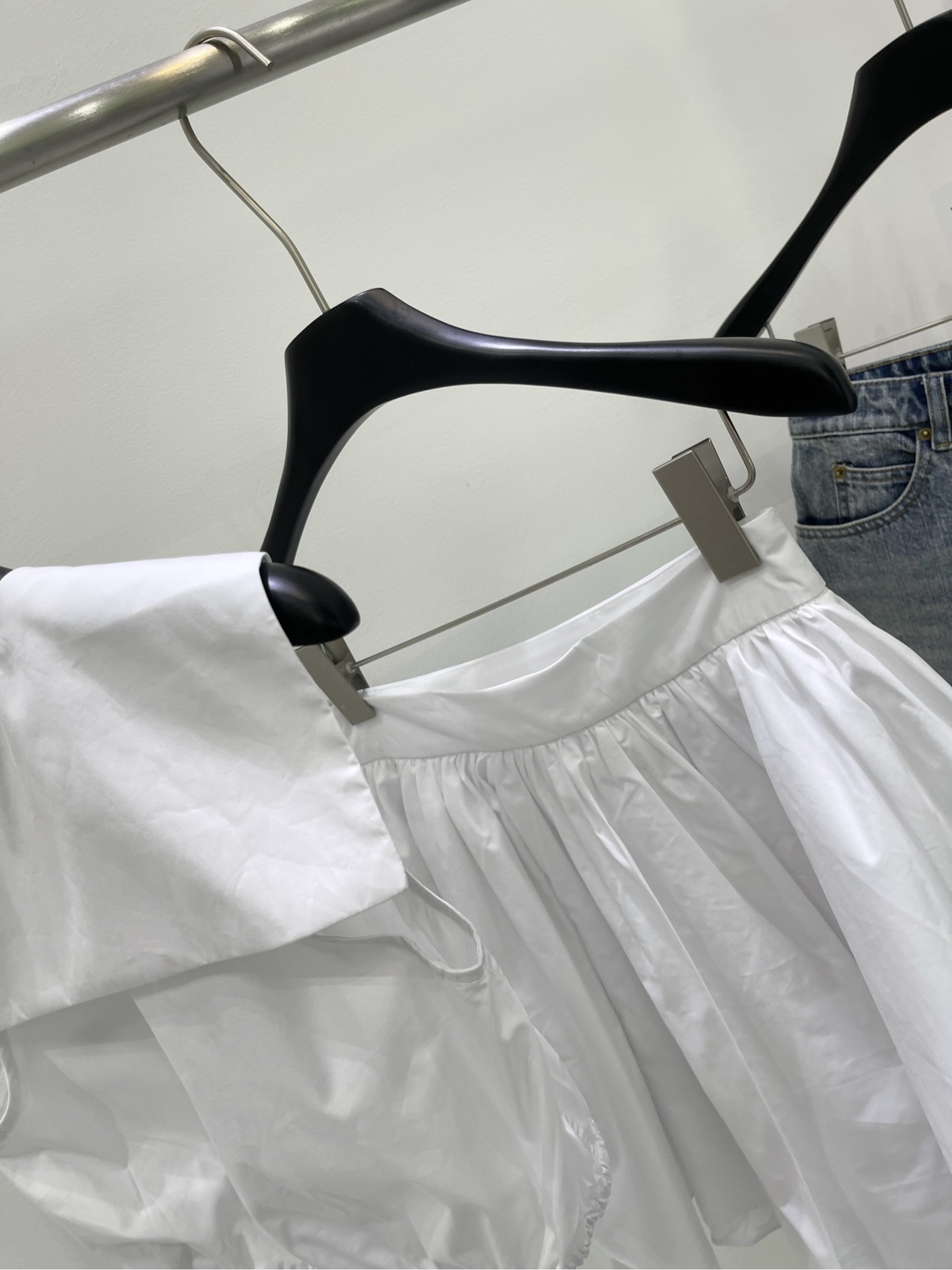個性的 24年夏新款 ミュウミュウ キルティングコピー セット スカート 可愛い レディース 無袖 シンプル ホワイト_3