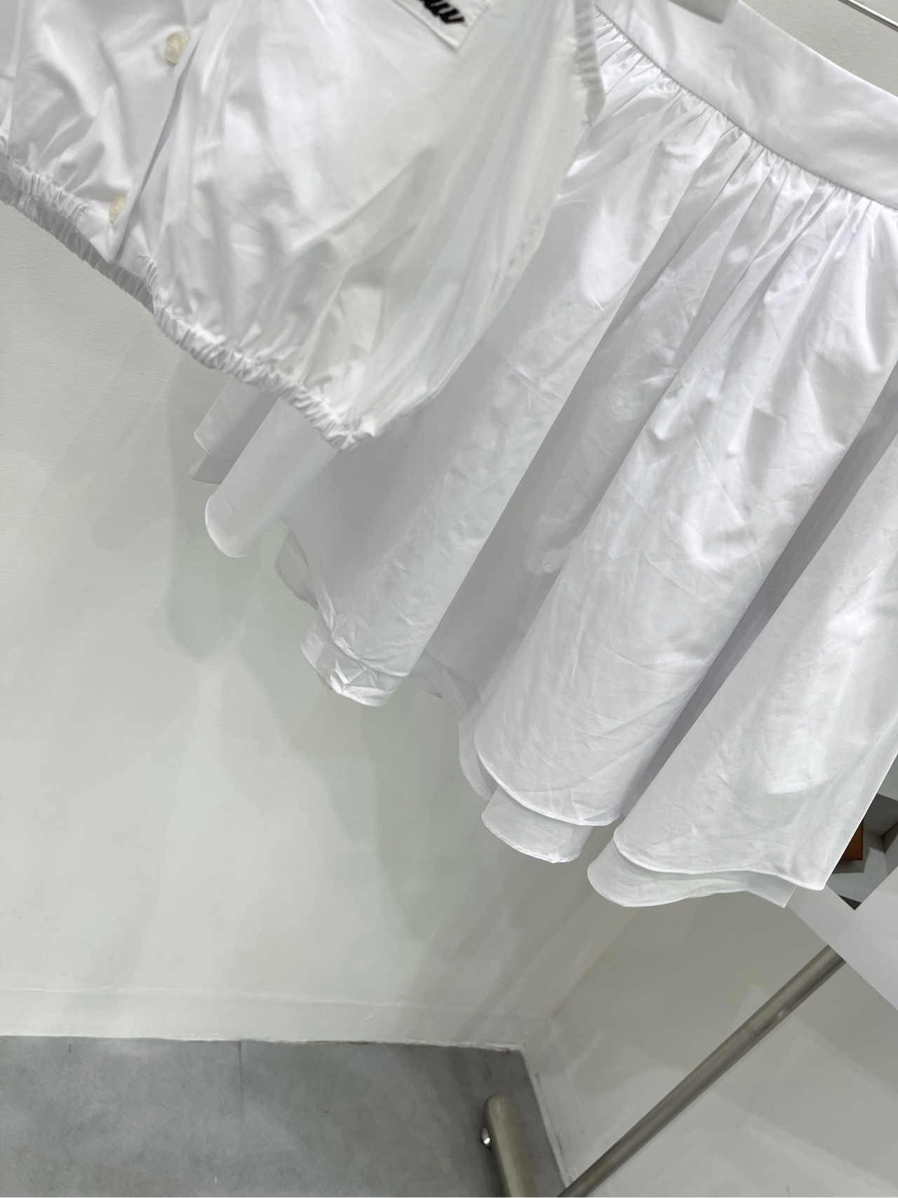 個性的 24年夏新款 ミュウミュウ キルティングコピー セット スカート 可愛い レディース 無袖 シンプル ホワイト_4