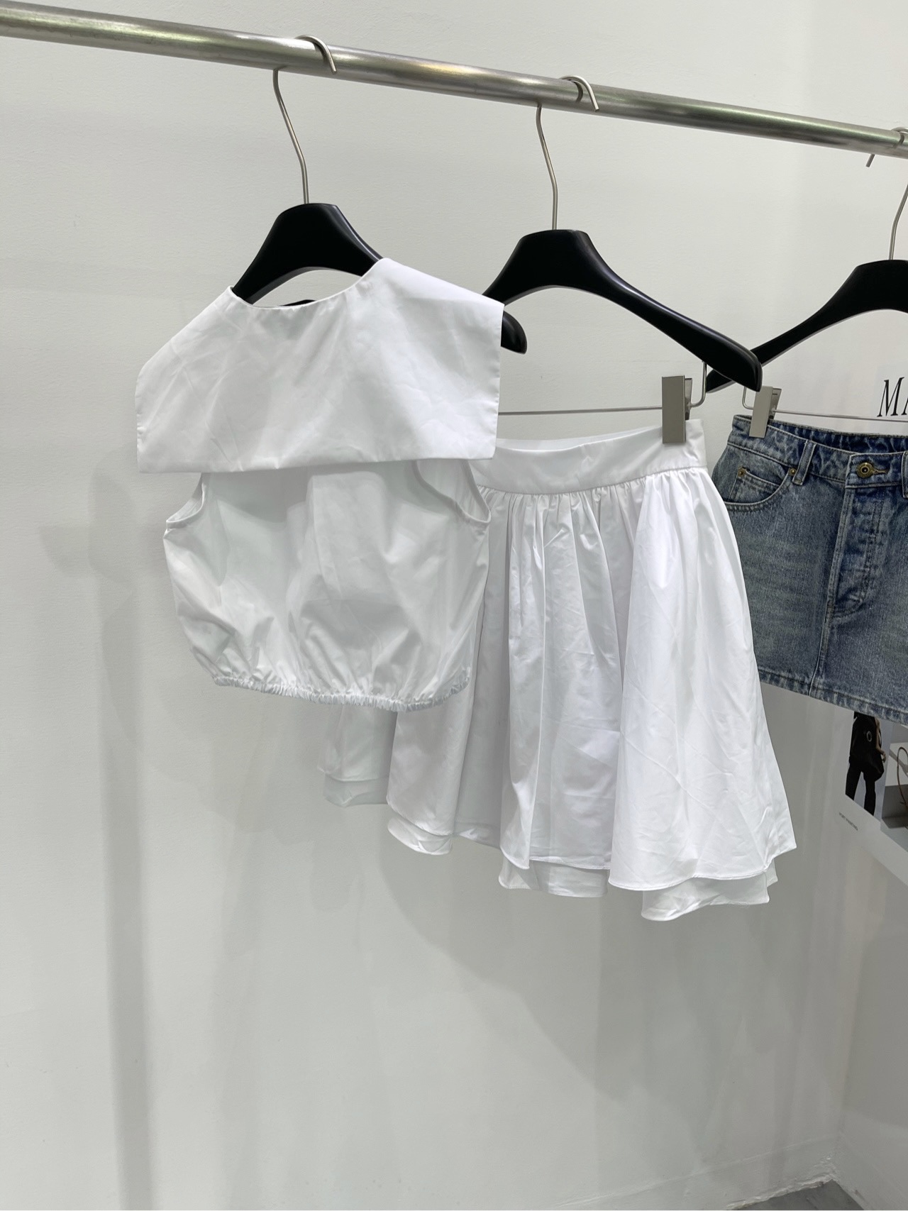 個性的 24年夏新款 ミュウミュウ キルティングコピー セット スカート 可愛い レディース 無袖 シンプル ホワイト_8