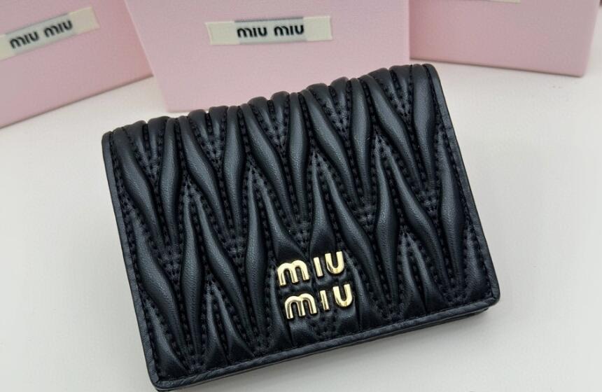 miumiu カバンスーパーコピー レザー 財布 最新品 柔らかい レザー 高級感 2つ折り レディース ブラック