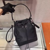 プラダ最新バッグＮ級品 持ちバッグ 可愛い 女の子 大人 軽量 バケツバッグ 大容量 牛革 レザー 軽量 ブラック
