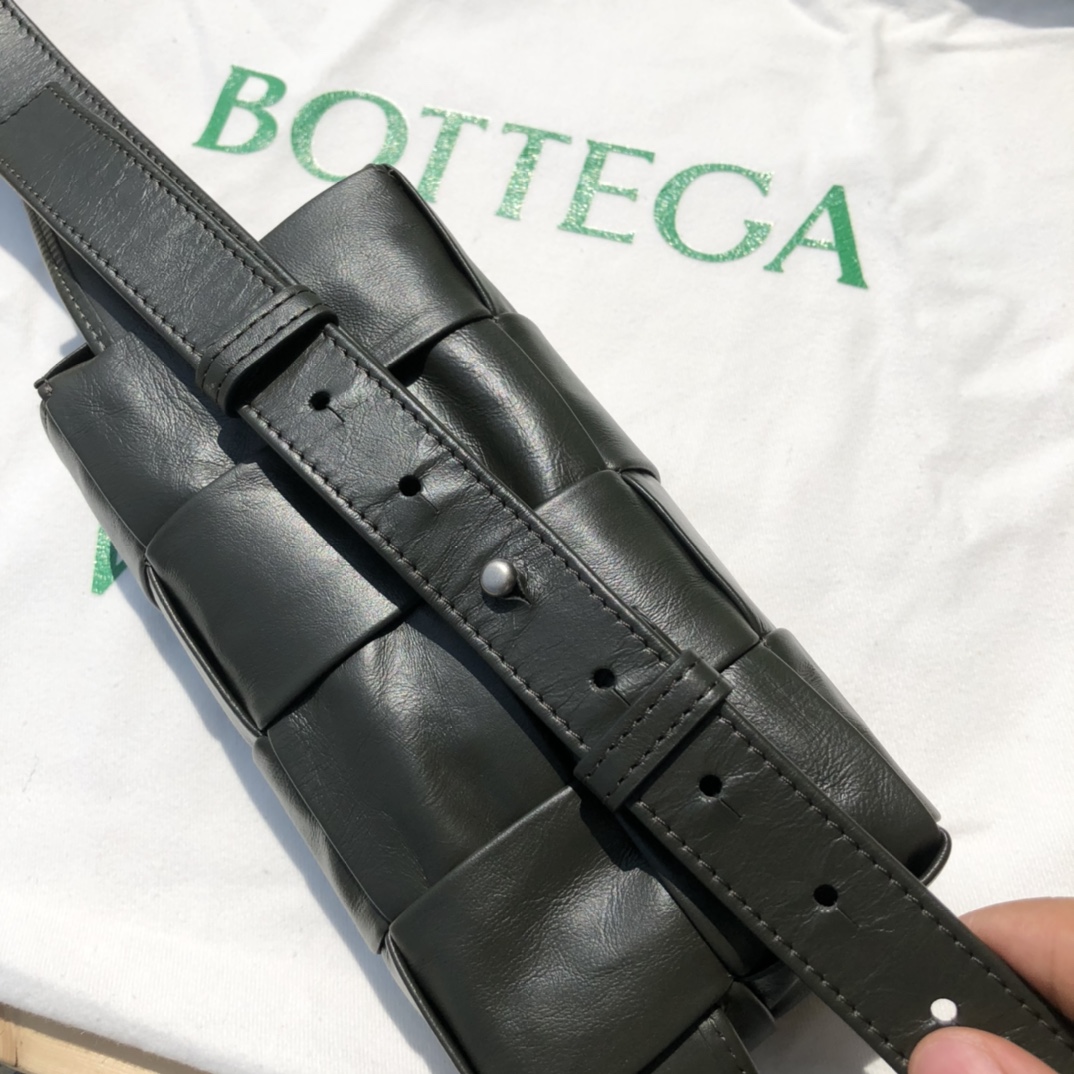 bottega venetaボッテガヴェネタのバッグコピー ウエストバッグ 軽量 編み形 ミニバッグ 男女兼用 グリーン_9