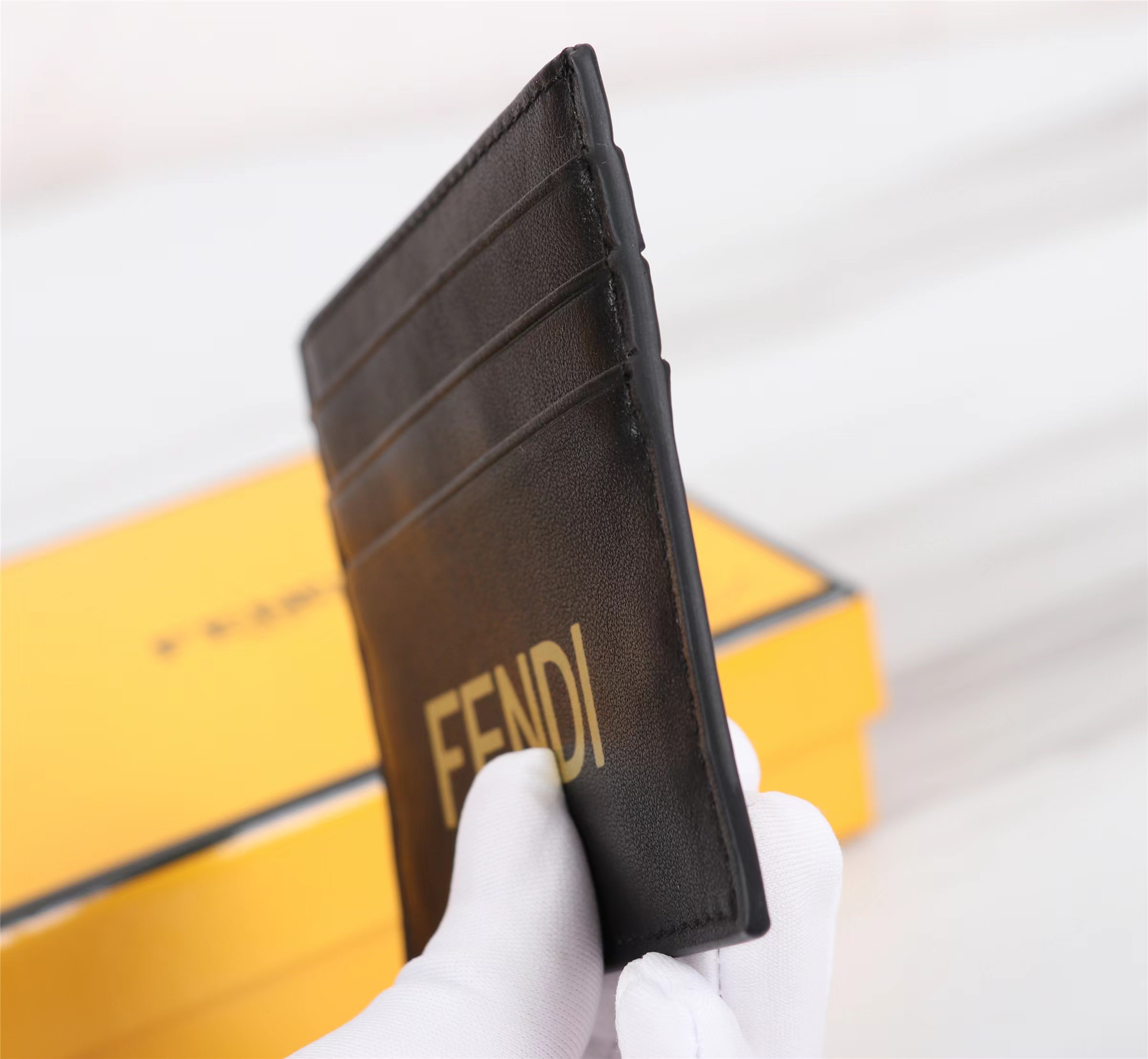 華やかに演出する フェンディ財布メルカリコピー 薄型 スリム カード入れ 牛革 レザー  カードケース 磁気防止 人気商品 シンプル ブラック_3