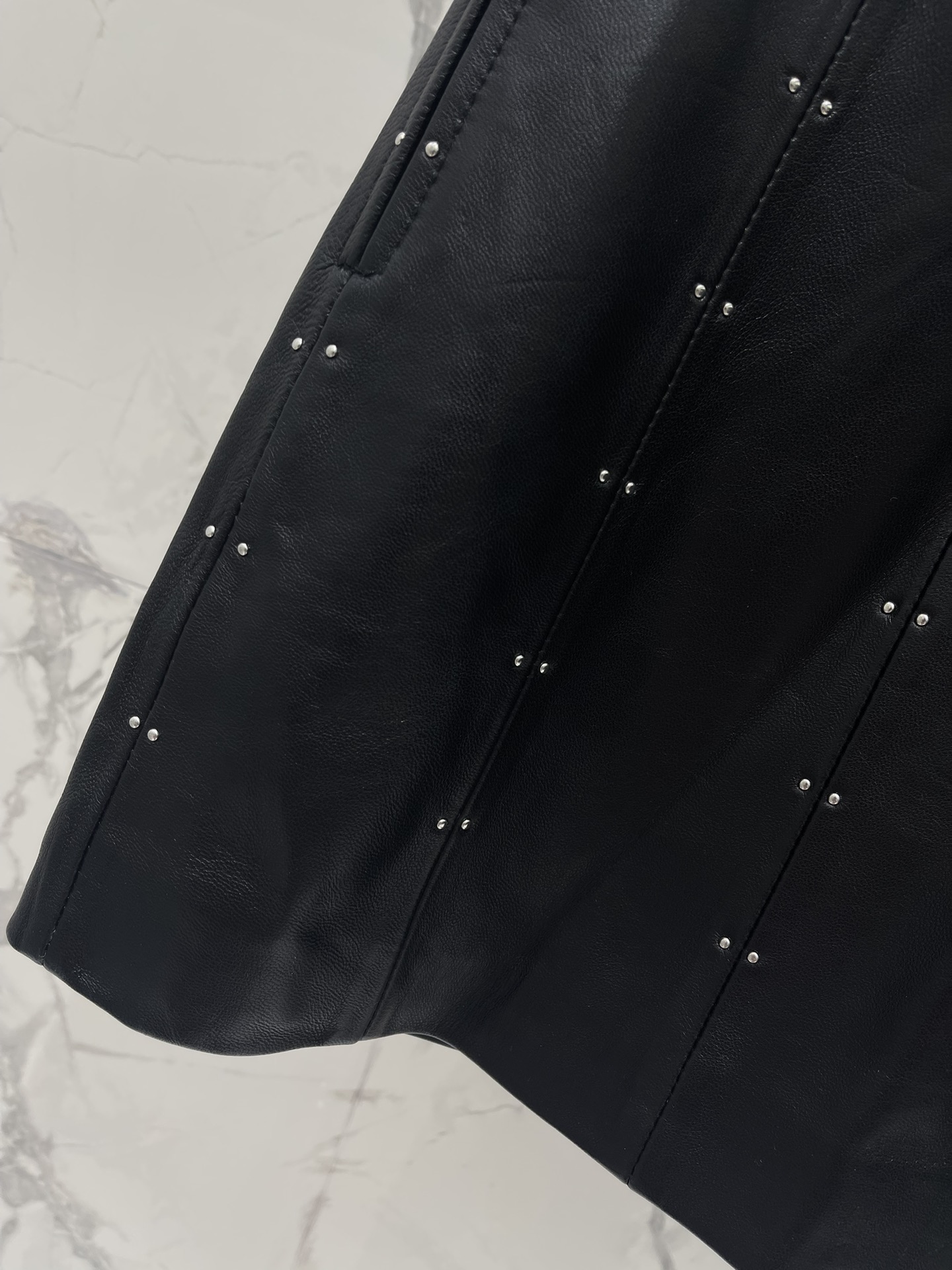 セリーヌ ミニ スカートスーパーコピー 牛革 レザー ファッション シンプル 優雅 ブラック_3