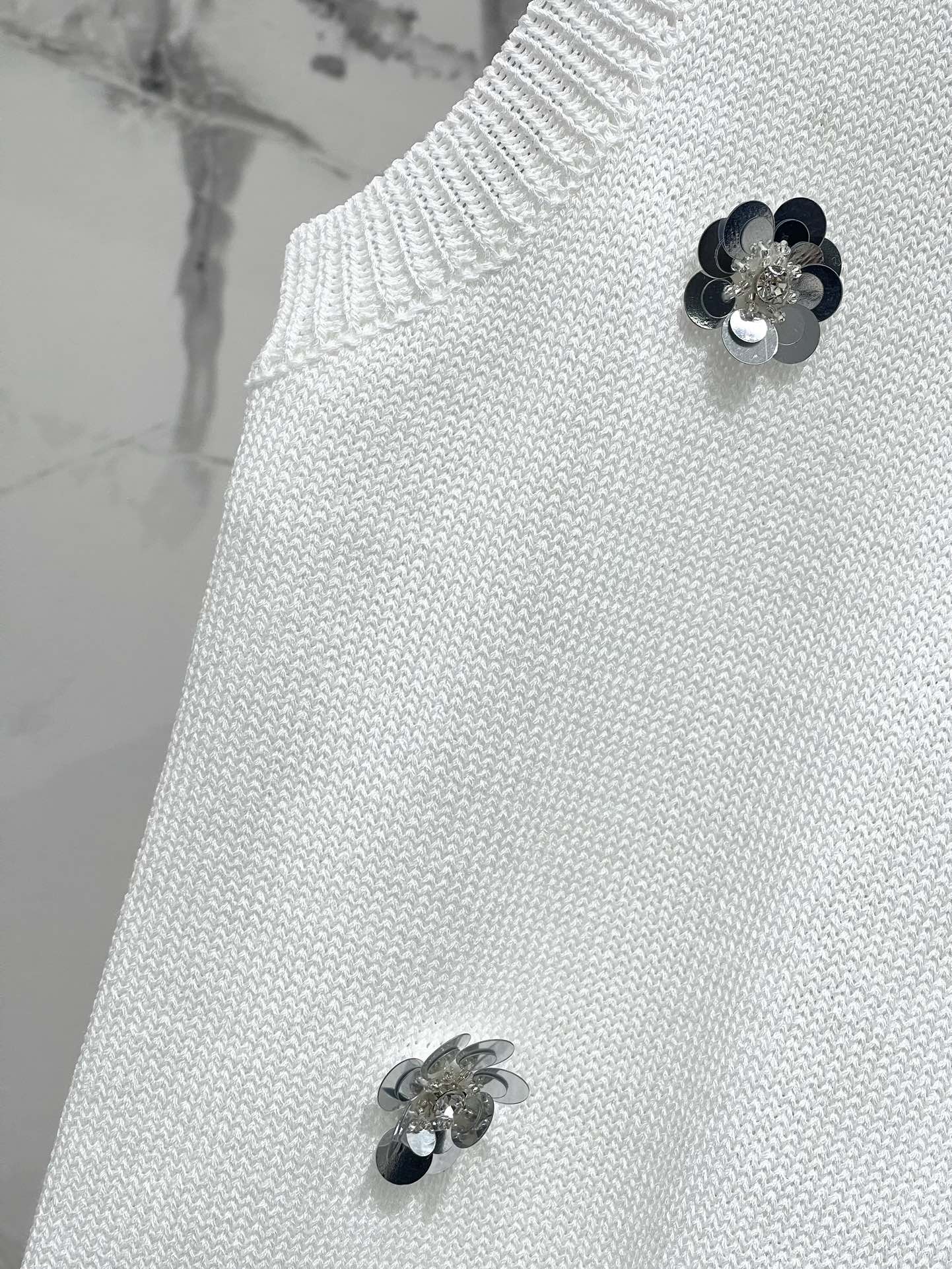超激得品質保証 miumiu t シャツ レディースコピー 純綿 無袖 ジレー セーター素材 大人気 シンプル ホワイト_4