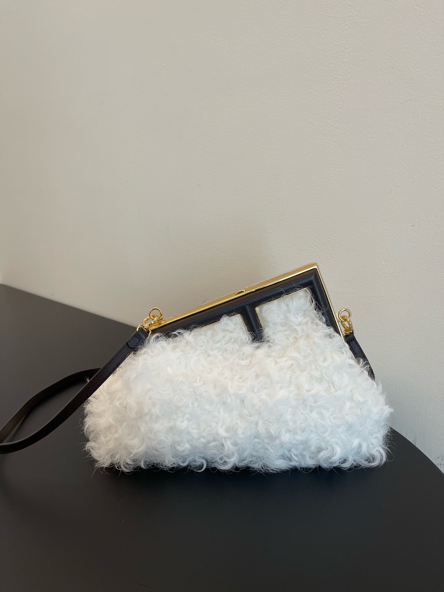 フェンディ バケットＮ級品 斜め掛けバッグ 可愛い もこもこ 持ちバッグ 柔らかい 人気新作 レディース ホワイト_1