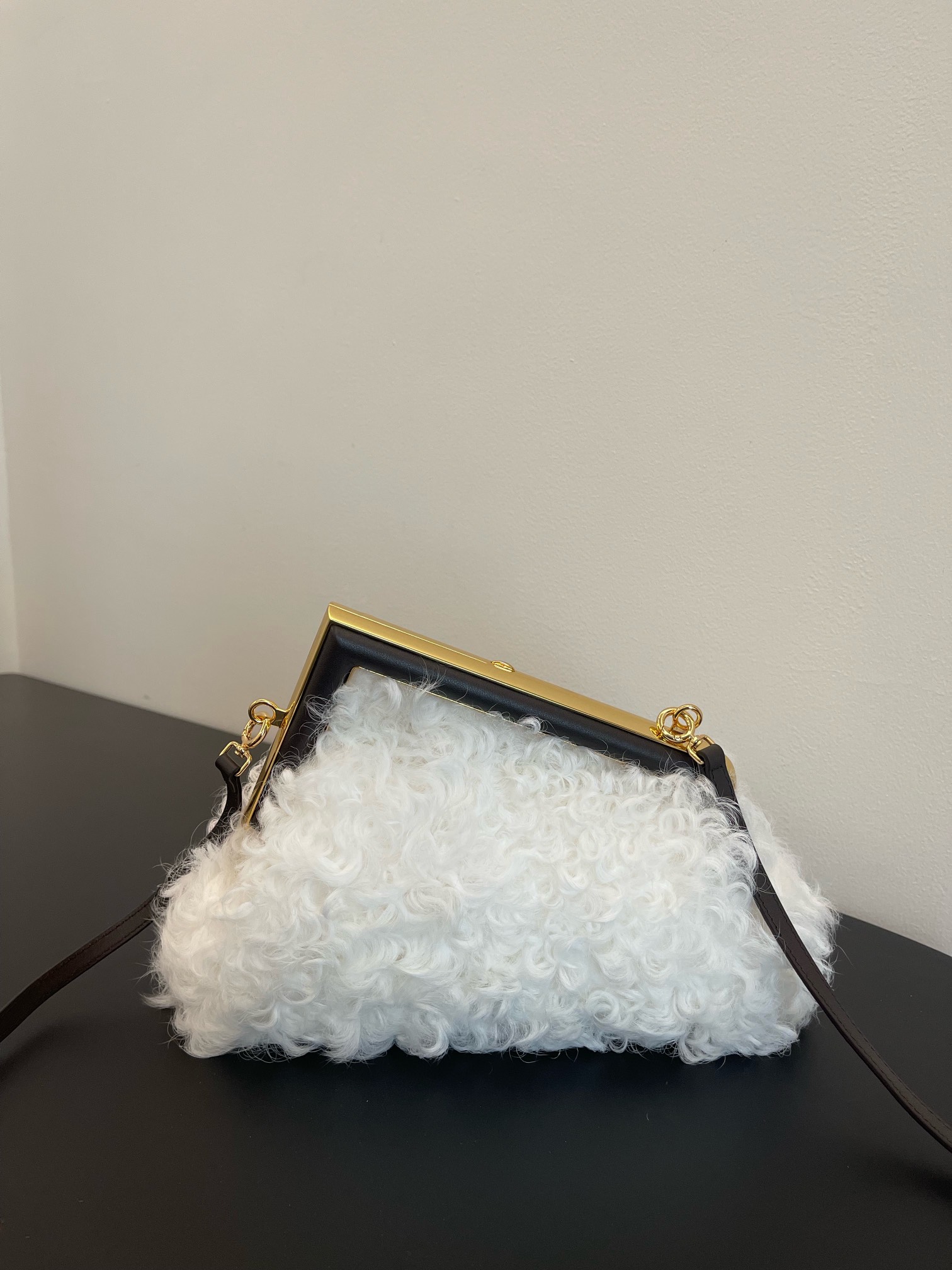 フェンディ バケットＮ級品 斜め掛けバッグ 可愛い もこもこ 持ちバッグ 柔らかい 人気新作 レディース ホワイト_8
