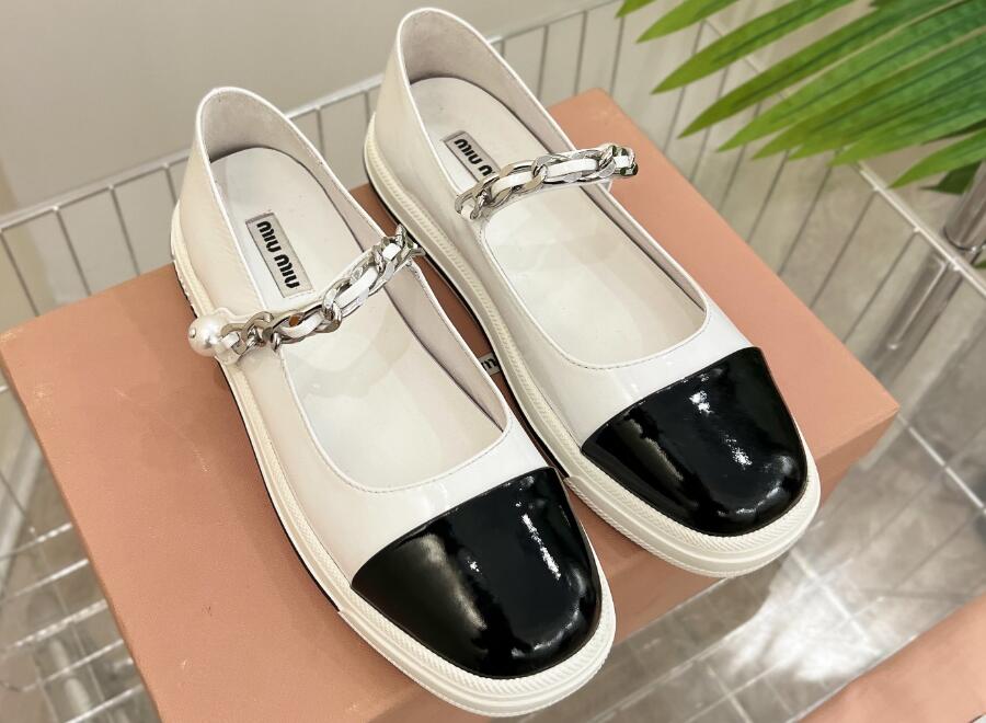 miumiu シューズコピー メリージェーンシューズ ファッション カジュアル 可愛い 靴 大人 シンプル ホワイト